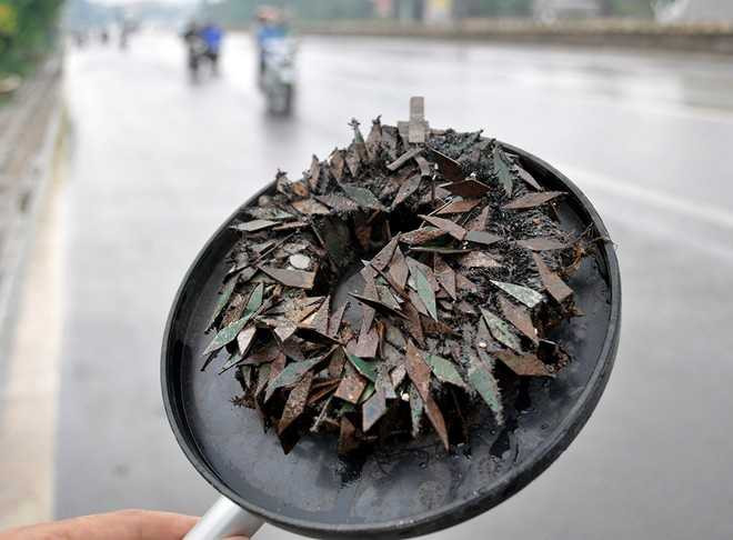 Hãi hùng đinh con thoi dày đặc bẫy xe trên quốc lộ