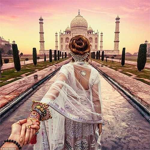 Cặp vợ chồng trẻ này đã tới thăm lăng mộ Taj Mahal ở Agra, Ấn Độ và người vợ Natalia xúng xính trong bộ váy áo truyền thống của quốc gia này.