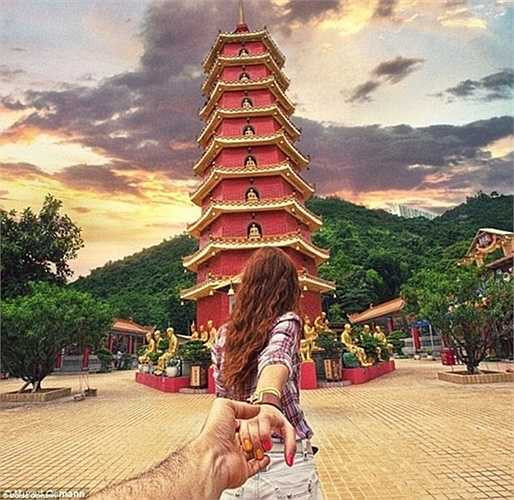 Như một hướng dẫn viên du lịch, Natalia nắm tay dắt Murad đến thăm những địa điểm kỳ lạ nhất trên thế giới.