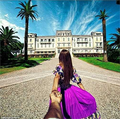 Khoảnh khắc Natalia Zakharova xinh đẹp trong chiếc váy tím chuẩn bị đến thăm khách sạn Du Cap-Eden-Roc tại Antibes, Pháp.