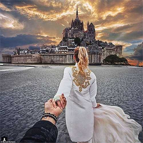 Hai vợ chồng đã chụp được bức ảnh ấn tượng khác trên đảo Mont-Saint-Michel ở biển Normandy, Pháp.