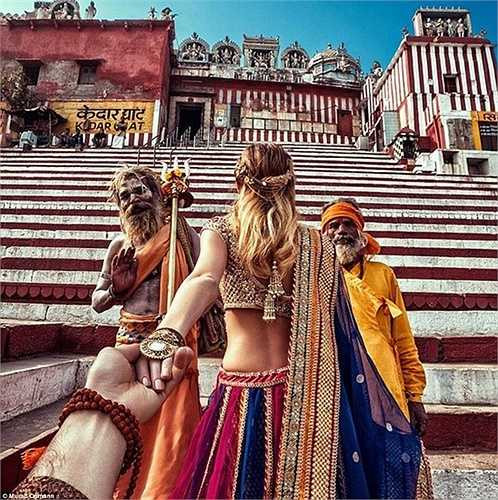 Cặp vợ chồng này còn đến thăm Varanasi, nơi mà người Hindu tin rằng đây là một trong những thành phố 'lâu đời nhất trên thế giới'