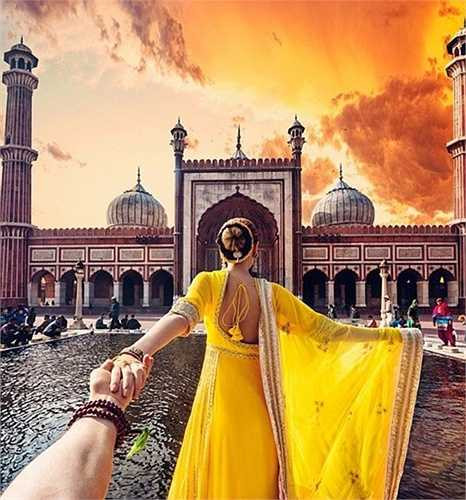 Bức ảnh Natalia kéo tay Murad về phía trước nhà thờ Hồi giáo Jama Masjid tại New Delhi - nhà thờ Hồi giáo lớn nhất ở Ấn Độ.
