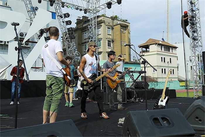 Mong muốn khớp lại toàn bộ chương trình trước giờ G, ngày 12/05, Phạm Anh Khoa cùng toàn bộ các cộng sự đã có mặt trực tiếp tại sân khấu để luyện tập lần cuối cùng. 