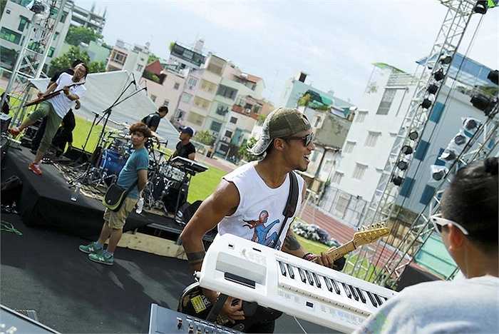 Làm việc không ngừng nghỉ dù đang trong tình trạng sốt cao sau nhiều ngày 'chạy ngược chạy xuôi', song Phạm Anh Khoa vẫn giữ tâm trạng vui vẻ, thoải mái để khích lệ tinh thần của cả ê kíp. 
