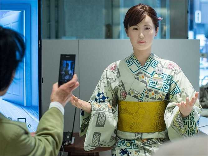 Người bán hàng: Phát triển bởi Toshiba Corp, những robot hình người giới tính nữ tên là ChihiraAico có thể mỉm cười, hát và không bao giờ cảm thấy chán. Dù không thể trả lời câu hỏi của khách nhưng nó luôn có nụ cười tươi trên môi và 'màn chào hỏi' đã được ghi âm sẵn.