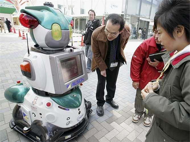 Nhân viên an ninh: Bob - loại robot có khả năng bảo vệ an ninh tại trụ sở văn phòng tuần tra và quét phòng sử dụng cảm biến 3D và máy quay HD. Dù thông minh nhưng các chuyên gia nhấn mạnh rằng Bob chỉ nên hỗ trợ thêm cho các đội an ninh chứ không nên thay chỗ con người hoàn toàn.