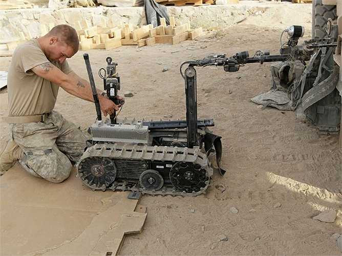 Lính chiến: 'Talon robot' là một loại robot chiến đấu đã phục vụ trong quân đội từ năm 2000. Gần đây hơn, những người lính robot đang được phát triển và thử nghiệm nhiều hơn. Trong vòng chưa đầy 30 năm nữa, robot có thể sẽ thay thế một phần tư lượng lính chiến đấu hiện nay.