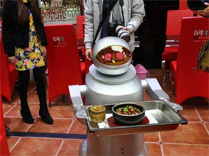 Phục vụ bàn: Robot phục vụ bàn đang bắt đầu xuất hiện nhiều tại các nhà hàng ở Trung Quốc, thậm chí nó còn có thể chào những câu đơn giản bằng tiếng phổ thông Trung Quốc. Chủ nhà hàng còn cho biết, việc mua các robot phục vụ sẽ tiết kiệm được hơn khá nhiều so với việc thuê nhân công.