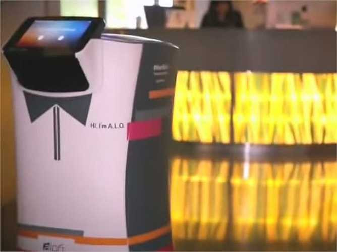 Nhân viên hành lý khách sạn: Botlr, một loại robot được thiết kế với khả năng tự vận chuyển hành lý từ sảnh khách sạn lên phòng. Nó xác định đường đến thang máy, gửi lệnh cho cửa phòng mở ra và đặt hành lý tại điểm đích, cuối cùng sẽ tự động trở về trạm sạc sau khi đã hoàn thành công việc.