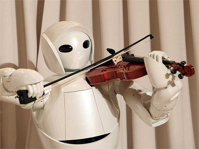 Chơi vi-ô-lông: một robot chơi vi-ô-lông có 17 khớp ở bàn tay và cánh tay của Toyota, cho phép nó đạt được sự khéo léo tối đa từ con người. Toyota nhằm mục đích giới thiệu các robot để nhà điều dưỡng và các bệnh viện.