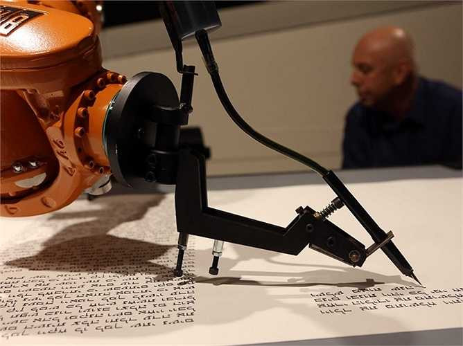 Nhà báo: Tờ AP đã dùng các con robot để tự sản xuất được hơn 3.000 'câu chuyện' về thu nhập của các doanh nghiệp tại Mỹ, kể từ tháng 6/2014. Những bài báo viết tự động cũng có lỗi ít hơn so với bản cầm tay hoặc văn bản.