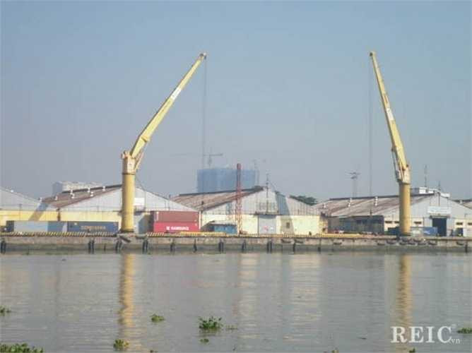 Dưới chân tòa nhà là Trung tâm thương mại Vincom Center có diện tích 59.000m2, kết nối phần tầng hầm, kiến tạo không gian mua sắm đặc biệt sang trọng. Tiếp đó là Quảng trường rộng lớn với hệ thống đài phun nước hiện đại, nối liền cảnh quan của khu đô thị với công viên xanh và sông Sài Gòn phía trước. Trong hình là công trường thi công của dự án tòa nhà The Landmark81. 