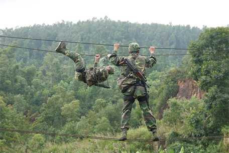 Trinh sát đặc nhiệm Việt Nam luyện tập kỹ thuật bí mật