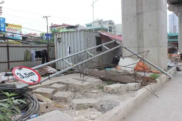 Xe container húc tung rào chắn công trình đường sắt trên cao