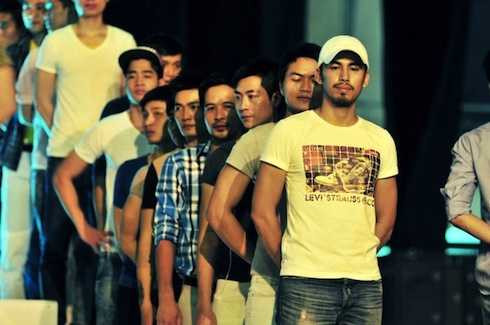 Có sắc vóc lý tưởng, Duy Nhân nhờ dì là diễn viên Kiều Trinh tìm giúp cơ hội làm việc trong lĩnh vực nghệ thuật.