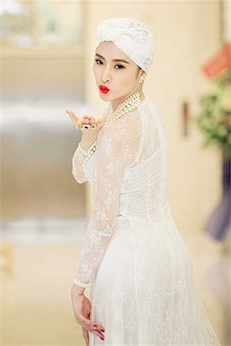 Angela Phương Trinh xuất hiện nổi bật tại sự kiện với chiếc áo dài ren xuyên thấu lộng lẫy.