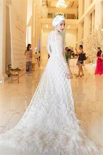 Được biết, người đẹp đặt riêng thiết kế của NTK Thuận Việt.