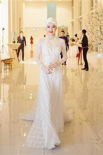 Khó ngôi sao nào có thể soán ngôi nữ hoàng thảm đỏ của Angela Phương Trinh.