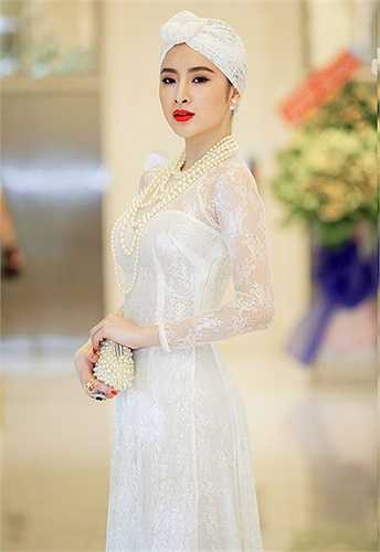 Angela Phương Trinh kiêu kì, lộng lẫy.