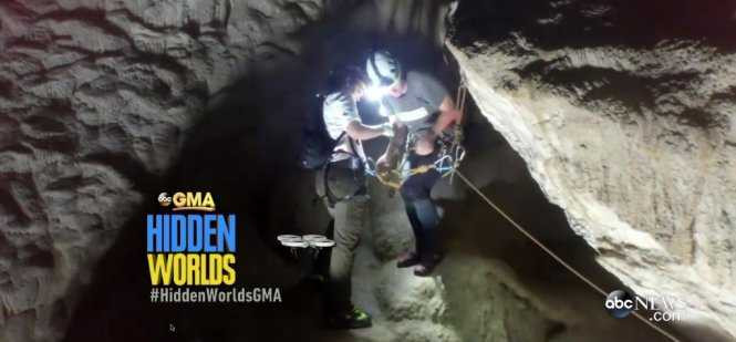 Ảnh: PTT Vũ Đức Đam lội suối, trèo đèo cùng kíp truyền hình Mỹ lên Sơn Đoòng