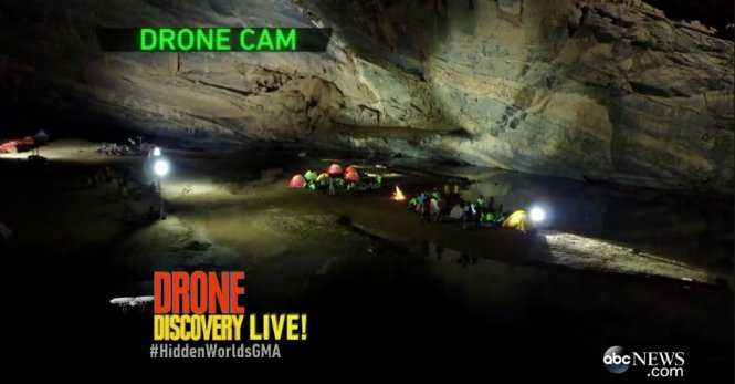 Ảnh: PTT Vũ Đức Đam lội suối, trèo đèo cùng kíp truyền hình Mỹ lên Sơn Đoòng