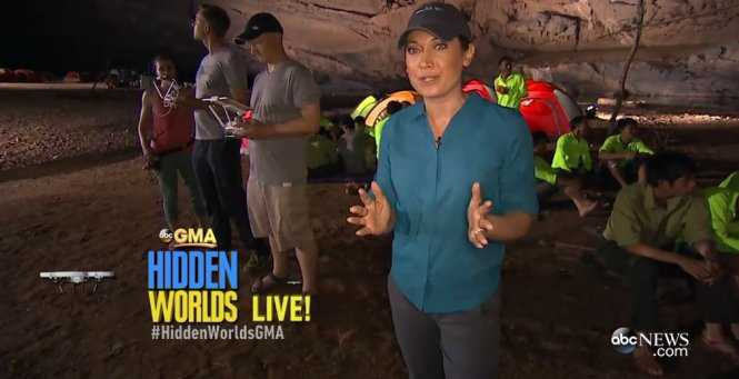 Ảnh: PTT Vũ Đức Đam lội suối, trèo đèo cùng kíp truyền hình Mỹ lên Sơn Đoòng