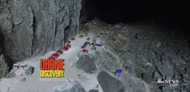 Ảnh: PTT Vũ Đức Đam lội suối, trèo đèo cùng kíp truyền hình Mỹ lên Sơn Đoòng