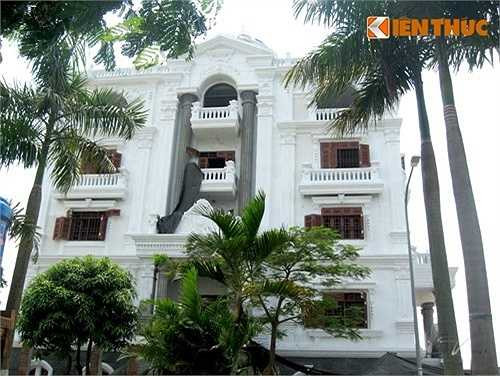 Tòa lâu đài của đại gia Hà Nội gồm 5 tầng lầu, 1 gara và 3 chóp nhọn, được mô phỏng theo kiến trúc châu Âu. 