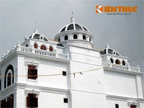 Phần chóp nhọn của lâu đài khiến nhiều người liên tưởng đến tòa lâu đài 3 con gà vàng (Cầu Giấy) của một vị đại gia khác ở Hà Nội, tuy nhiên, phần chóp nhọn của lâu đài này có phần nhỏ hơn.