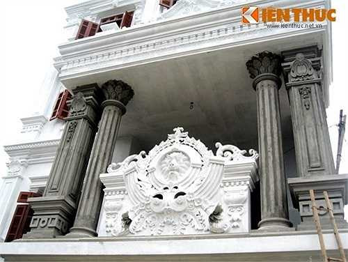 Họa tiết trang trí đều mang dấu ấn châu Âu cổ điển rõ nét. 