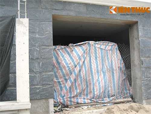 Cổng và hàng rào bao quanh công trình đang được thi công. 