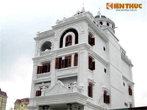 Ước tính tổng giá trị của lâu đài có thể lên tới cả trăm tỷ đồng, thậm chí con số đó còn lớn hơn khi gia chủ sắm đồ nội thất.