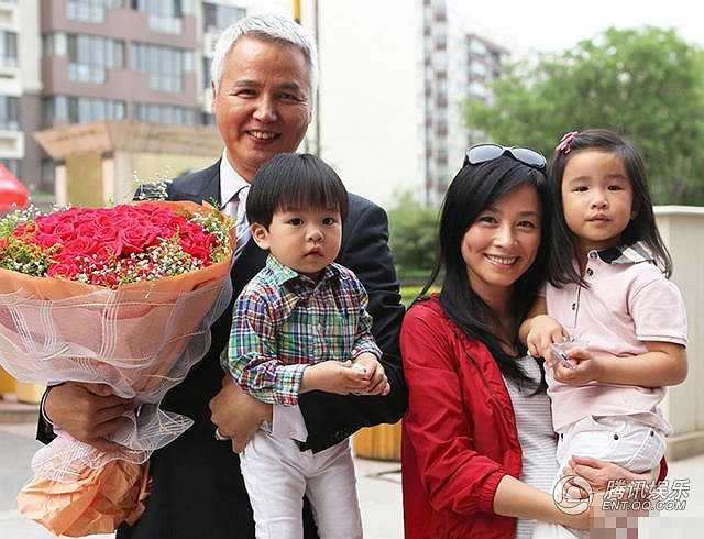 'Mỹ nhân má lúm' xứ Đài Trương Đình được khán giả Đài Loan biết đến kể từ sau khi cô tham gia bộ phim Kịch nói Càn Long. Năm 2005, chuyện tình cảm của cô với nam diễn viên Lâm Thụy Dương cũng được báo giới xứ Đài quan tâm, càng khiến tên tuổi nàng 'Vi Phi' nổi như cồn. Hai năm sau, Trương Đình hạnh phúc bên chồng cùng hai thiên thần nhỏ. 