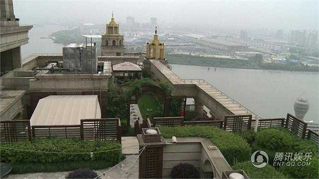 Không gian của căn biệt thự có thể đón tiếp hàng trăm khách tham gia những bữa tiệc thịnh soạn, tổ chức các diễn đàn, bày sân chơi cho các cô con gái nhỏ...