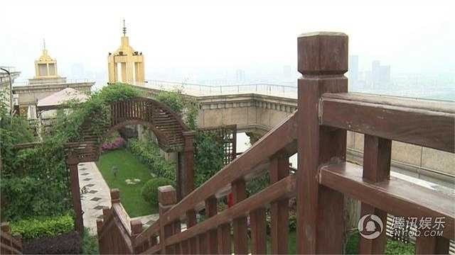 Đứng từ 'vườn hoa trên không' từ biệt thự của vợ chồng Trương Đình, có thể ngắm dòng sông Hoàng Phố diễm lệ của Thượng Hải. Điều này càng làm toát lên sự sang trọng của dinh thự.