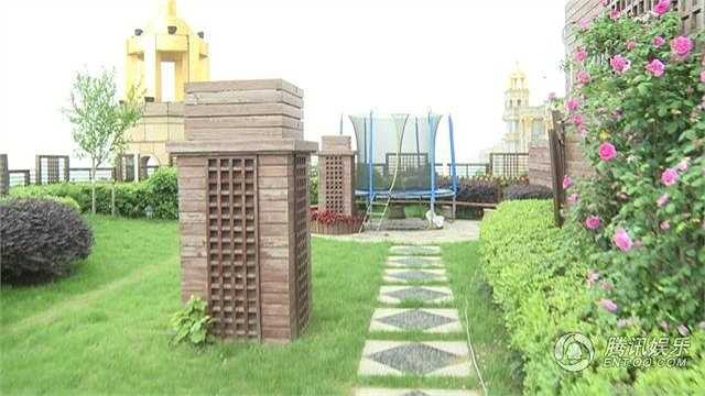 Trương Đình trong một bài phỏng vấn trước đó từng tiết lộ, trong nhà cô đâu đâu cũng có tiền vì tiền không gửi ngân hàng. 