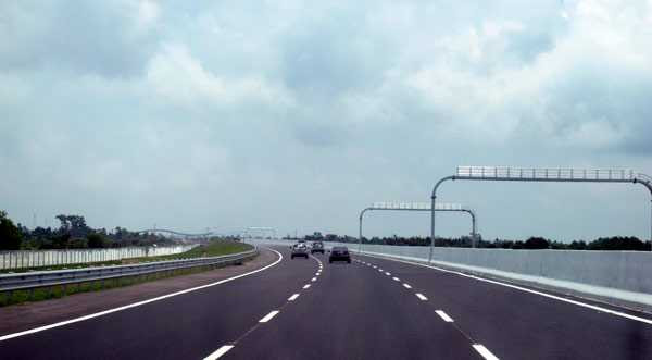 Cận cảnh cao tốc 6 làn Hà Nội - Hải Phòng