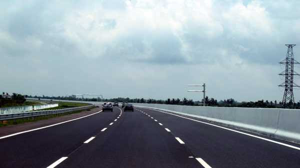 Cận cảnh cao tốc 6 làn Hà Nội - Hải Phòng