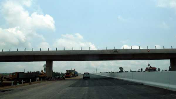 Cận cảnh cao tốc 6 làn Hà Nội - Hải Phòng