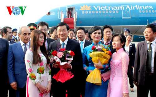 Kiều bào ra đón Chủ tịch nước và Phu nhân