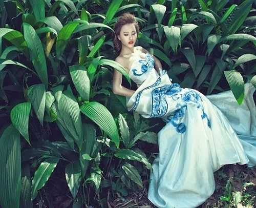 DJ Tít tên thật là Trần Thị Thủy Tiên, sinh năm 1994, quê Điện Biên. Cô đang sống và làm việc ở Hà Nội. Cô được biết đến như một trong những nữ DJ nổi tiếng nhất hiện nay. 