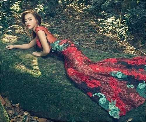 Những đường cong trên cơ thể của cô được khoe trọn trong bộ váy cưới ôm sát.