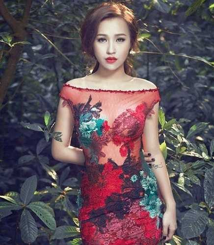 Ngoài gương mặt xinh xắn và tài năng âm nhạc, DJ Tít còn khá bản lĩnh trong kinh doanh. Cô hiện là chủ một quán bar và một tiệm làm tóc tại Hà Nội.