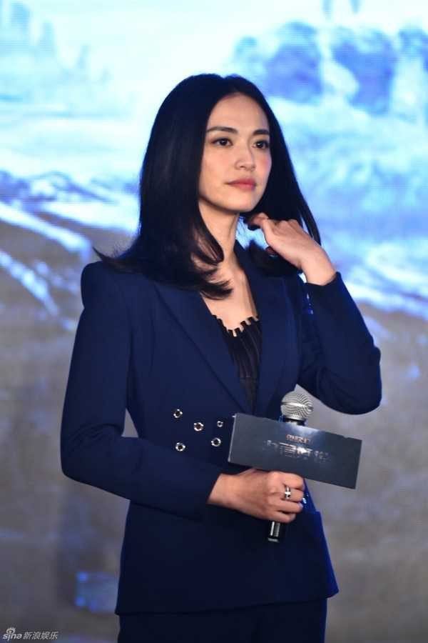 Diêu Thần già nua với lối trang điểm đậm.