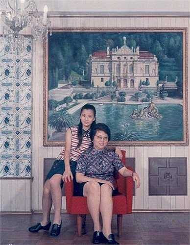 Năm 1974, khi 15 tuổi, Ông Mỹ Linh theo mẹ cùng cha dượng di cư sang Anh Quốc, bắt đầu những ngày tháng nơi xứ người.