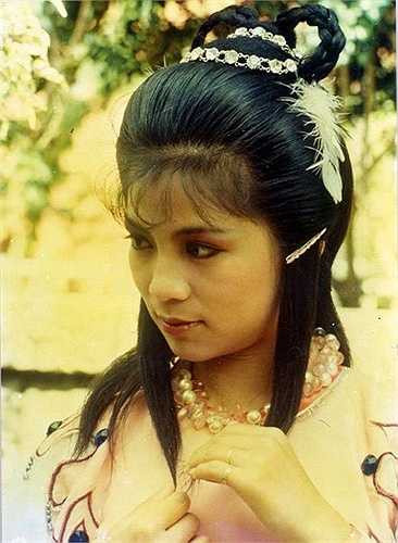 Ngày 12/5/1985, trong buổi họp báo ra mắt dự án phim Kiều vương chi vương, do bị báo chí chất vấn, Ông Mỹ Linh và Thang Trấn Nghiệp đã xảy ra cuộc khẩu chiếu tại phòng hóa trang. Không ngờ, đó lại là giọt nước tràn ly dẫn đến quyết định tự tử bằng hơi ga tại nhà riêng của nàng Tiểu Đông Tà. Cô vĩnh viễn ra đi vào sáng ngày 14/5/1985, khi mới 26 tuổi. Trên trang nhật ký cuối cùng, Ông Mỹ Linh viết: 'Daring I Love You!'