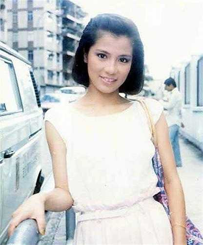 30 năm trôi qua, khán giả vẫn luôn nhớ đến Ông Mỹ Linh bởi nhân vật Hoàng Dung do cô đảm nhận đã trở thành hình ảnh kinh điển trên màn ảnh nhỏ Hoa ngữ, không ai có thể xóa mờ. Người ta nghĩ về cô như điển hình cho một cô gái hồng nhan bạc mệnh. (Nguồn: Zing)