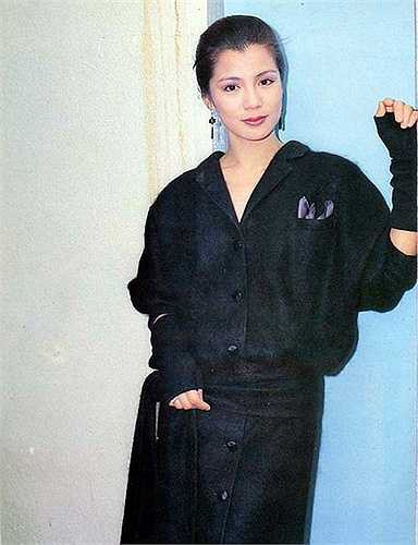 Cuối tháng 3/1982, Ông Mỹ Linh về Hong Kong chơi, tình cờ biết có cuộc thi Hoa hậu Hong Kong nên đã đăng ký tham gia. Tuy chỉ lọt vào top 8 nhưng cô được TVB ký hợp đồng diễn viên.