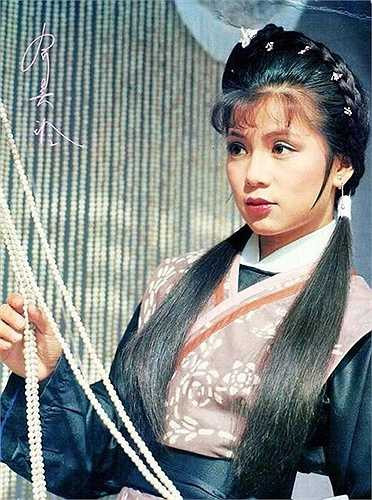 ￼ Mặc dù là diễn viên của TVB nhưng Ông Mỹ Linh cũng phải tham gia dự tuyển tìm kiếm người thể hiện nhân vật Hoàng Dung trong dự án Anh hùng xạ điêu 1983.